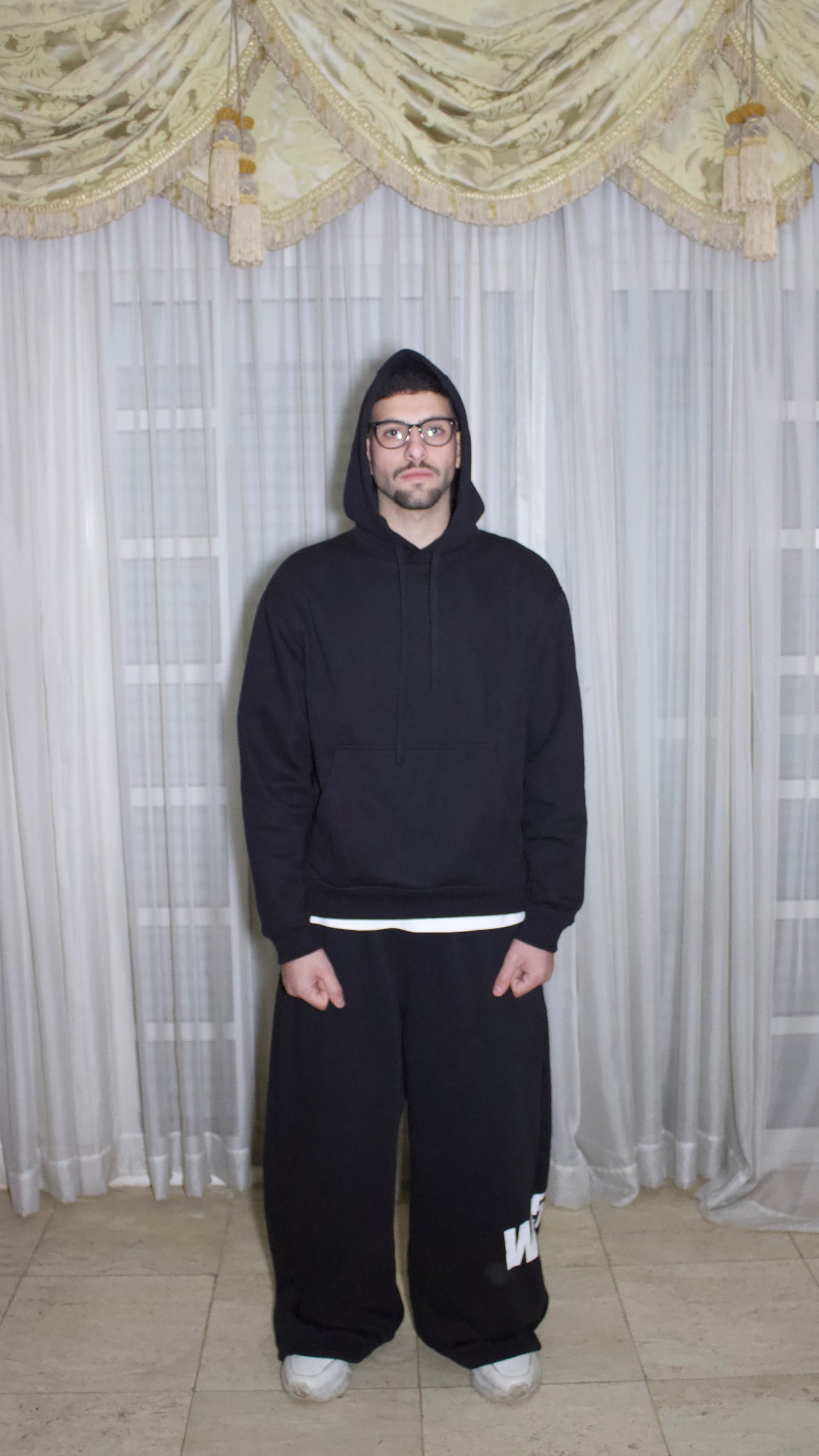 W25 sweats in black