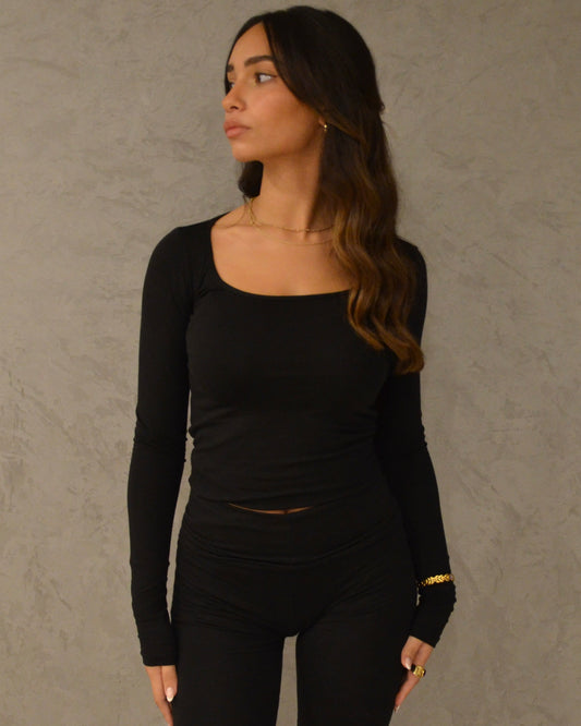 scoop neck long sleeve in black